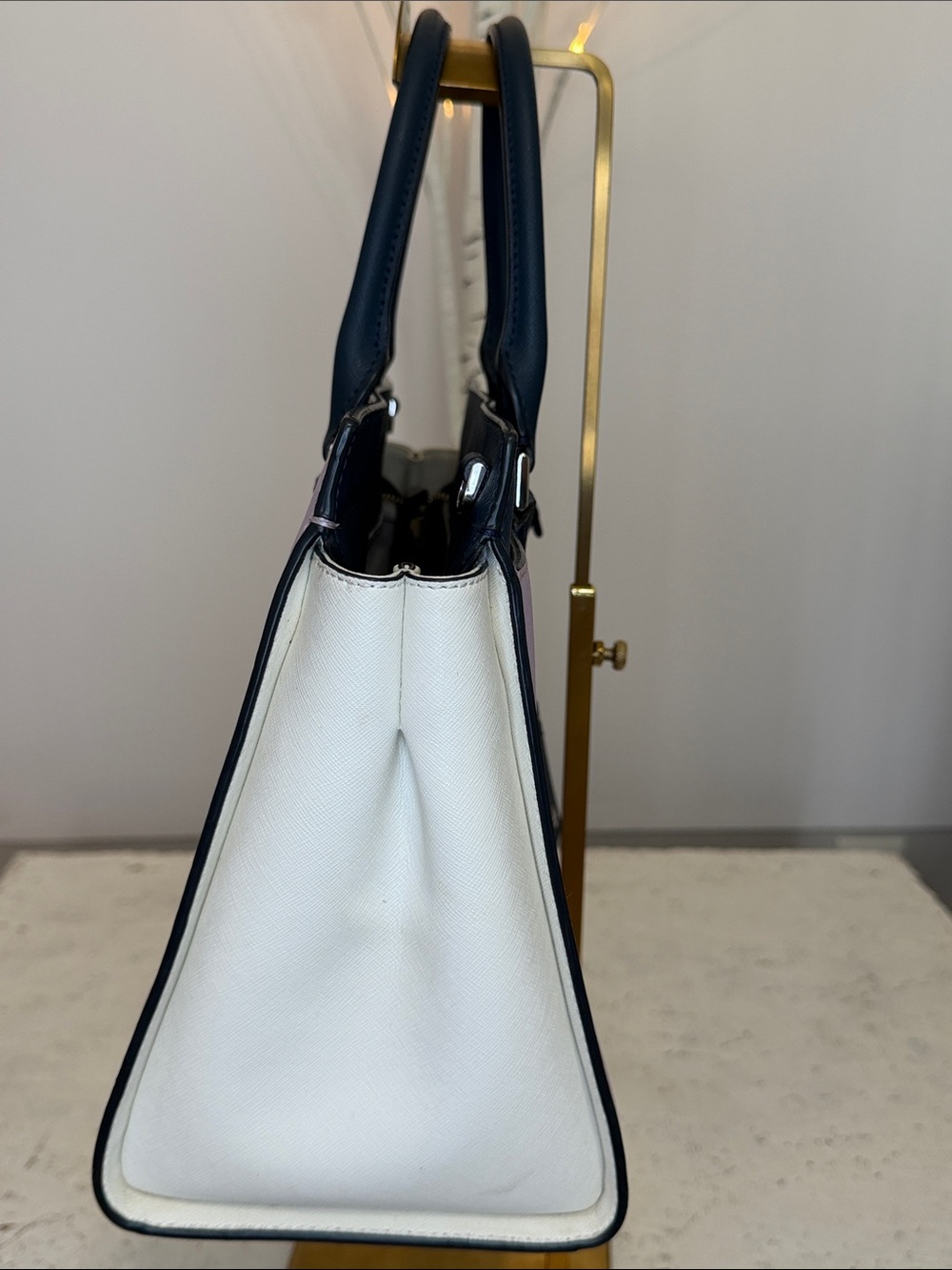 Kate Spade NWOT lavender leather/wht structure Crossbody w/Navy trim/ handles - Picture 4 of 11